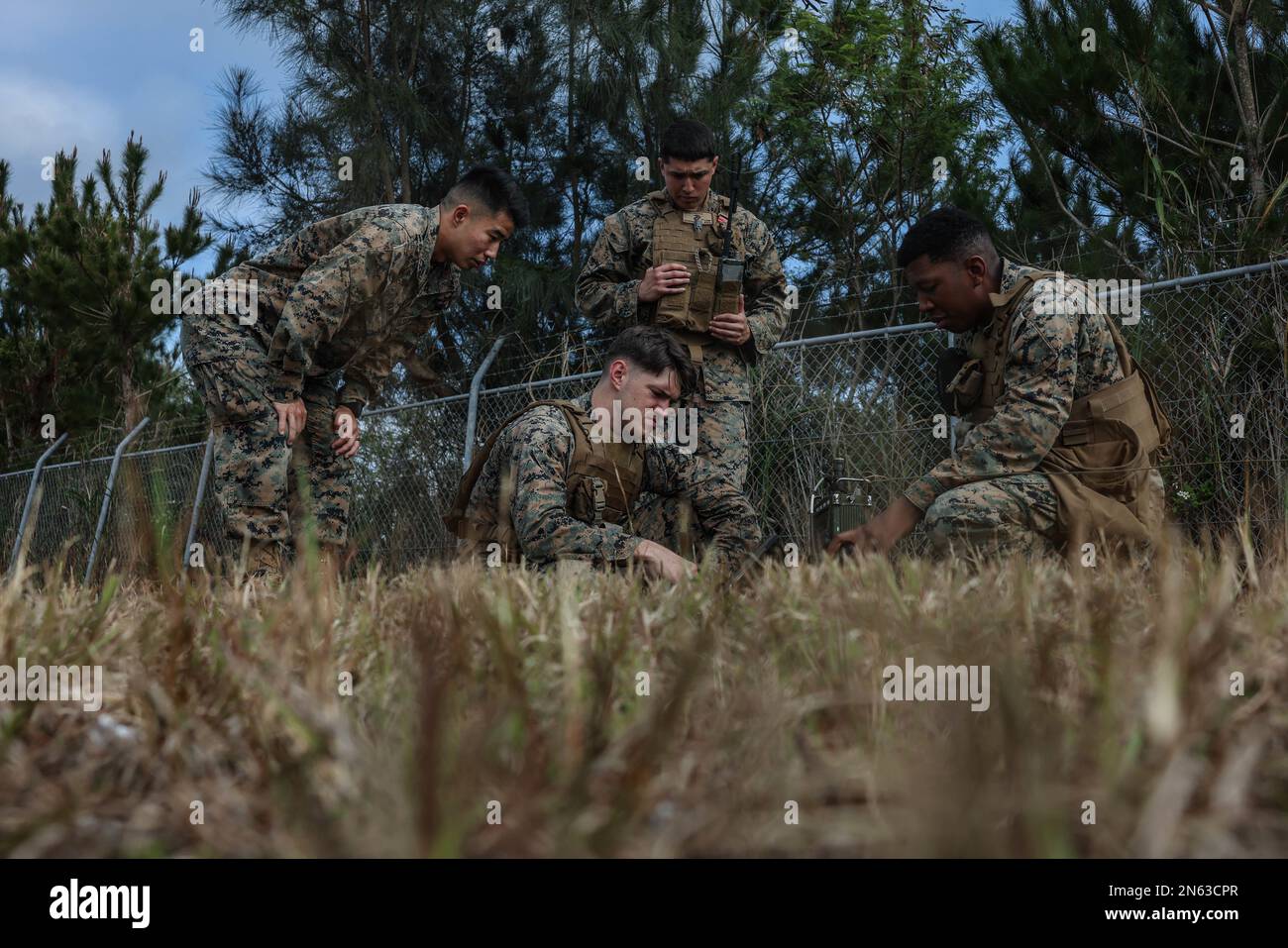 USA Marines mit 7. Kommunikationsbataillon, III. Marine Expeditionary Force Information Group, überprüfen Funkverbindungen während einer Platoon-Feldübung in Camp Hansen, Okinawa, Japan, 7. Februar 2023. Der Zweck der Platoon-Feldübung ist es, die Kommunikationsausrüstung zu beherrschen und Marines auf die Übung Balikatan vorzubereiten. III MIG fungiert als Vorhut der III MEF und ist im Informationsumfeld der Region Indopazifik tätig; sie unterstützt Einsätze der Marine Air Ground Task Force mit Kommunikations-, Aufklärungs- und Unterstützungsfähigkeiten für Waffenverbindungen. (USA Marin, Ich Bin'S Stockfoto