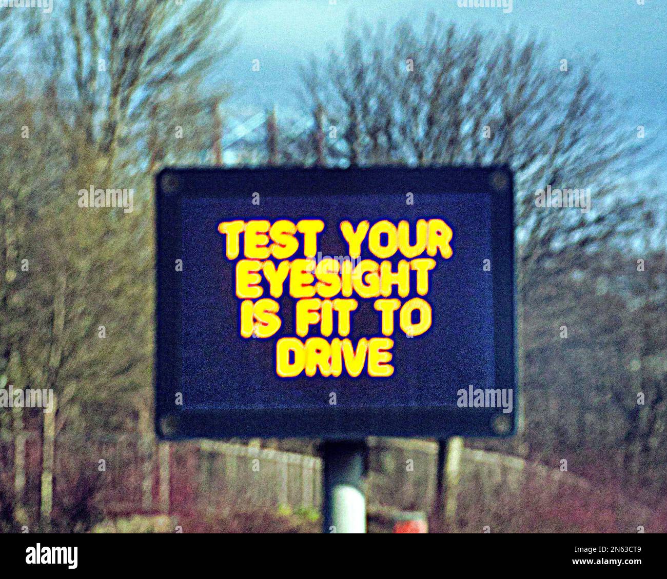 Testen Sie Ihre Sehkraft ist fit für die Fahrt auf der Autobahn. Das Schild auf der M8 Stockfoto