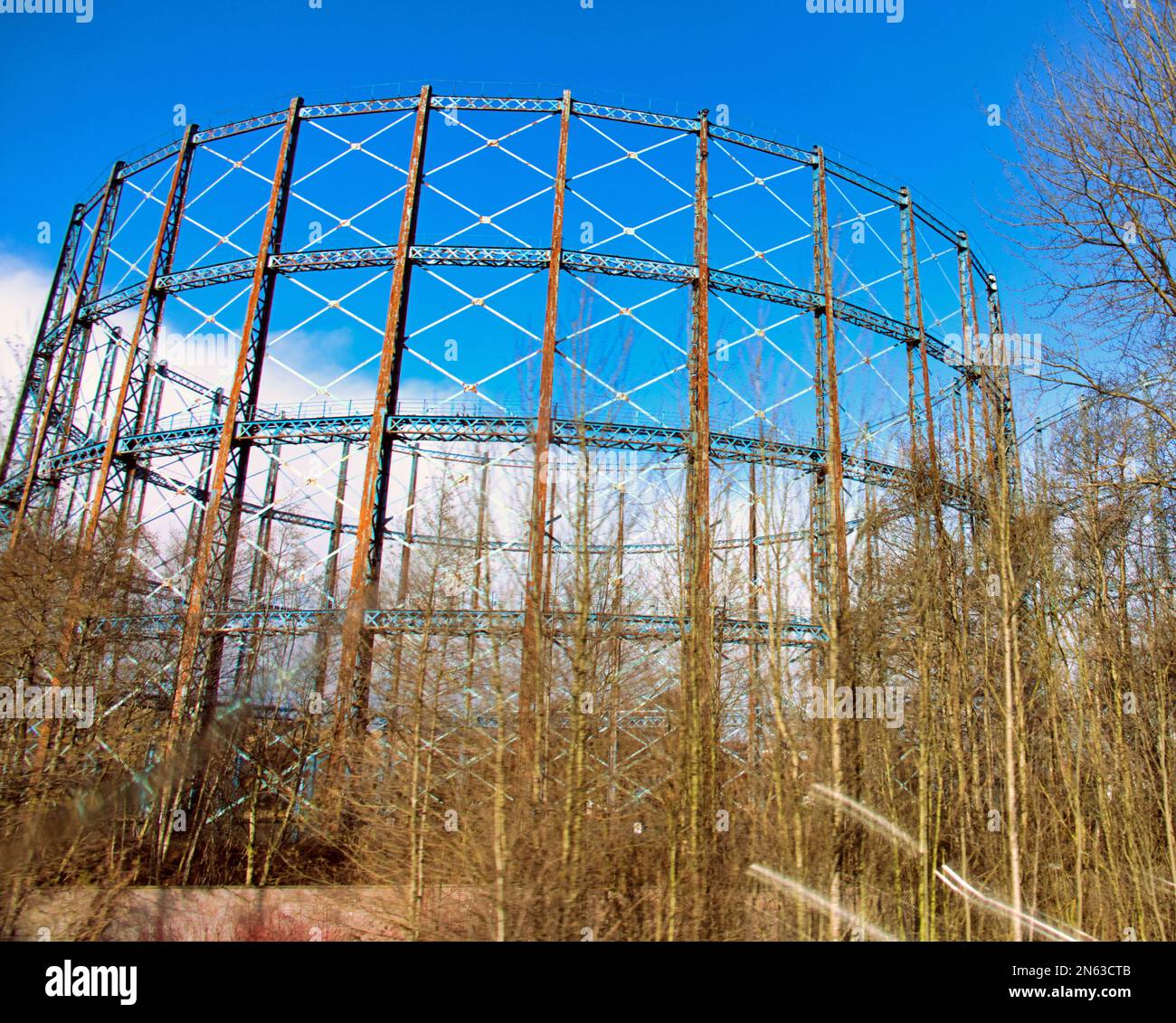 Nahaufnahme des BloChairman Provan Gas Works Gasometer Provanmill von der Autobahn M8 Stockfoto