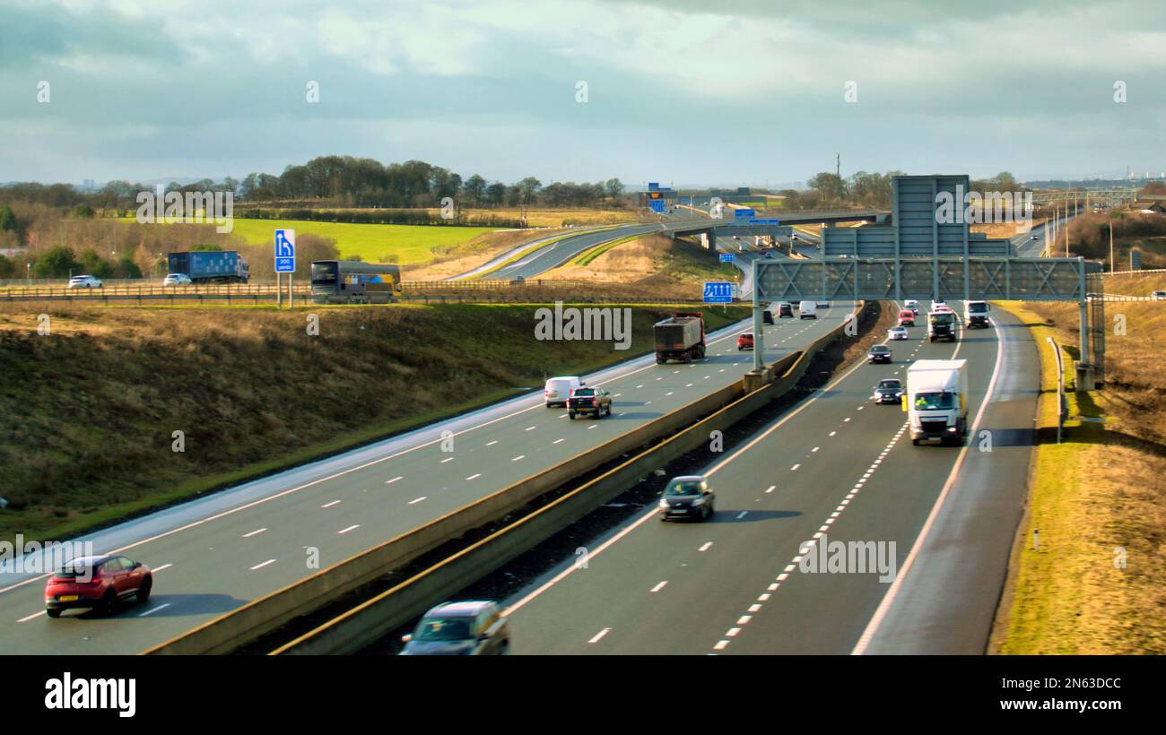 Sonnige Autobahn M8 vom Maxim Park zur Glasgow-Seite Stockfoto