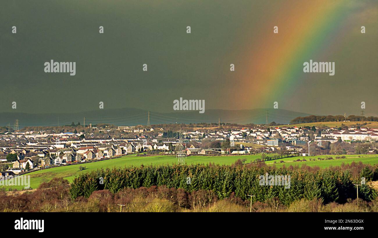 Regenbogensymbol der Hoffnung, eine bessere Zukunft über North Lanarkshire, Schottland Stockfoto