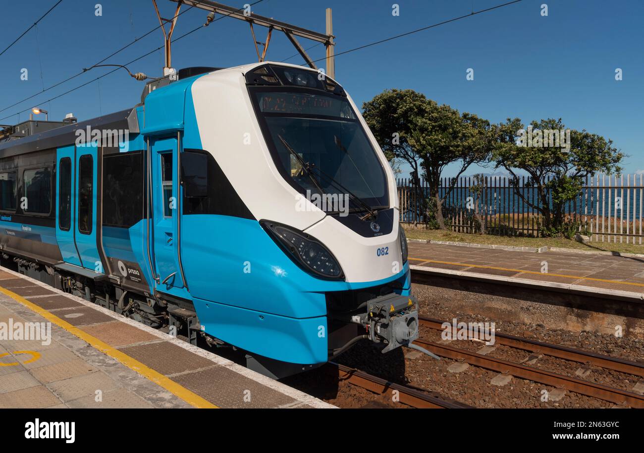 St. James Station, Kapstadt, Südafrika. 2023. Führerschein des neuen blauen Zuges, der auf der südlichen Linie zwischen Kapstadt und Fish Hoek auf t Stockfoto