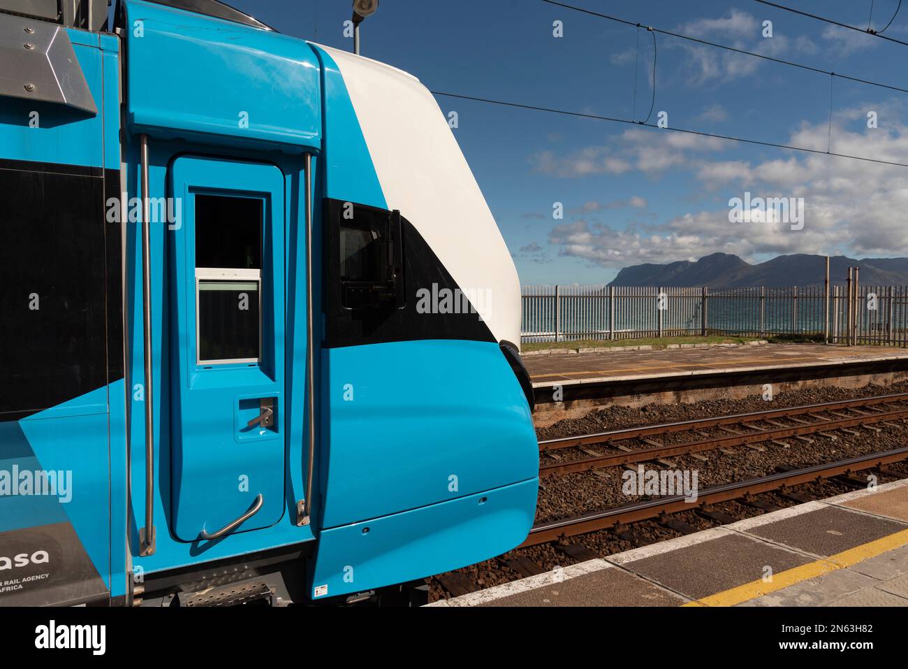 St. James Station, Kapstadt, Südafrika. 2023. Führerschein des neuen blauen Zuges, der auf der südlichen Linie zwischen Kapstadt und Fish Hoek auf t Stockfoto