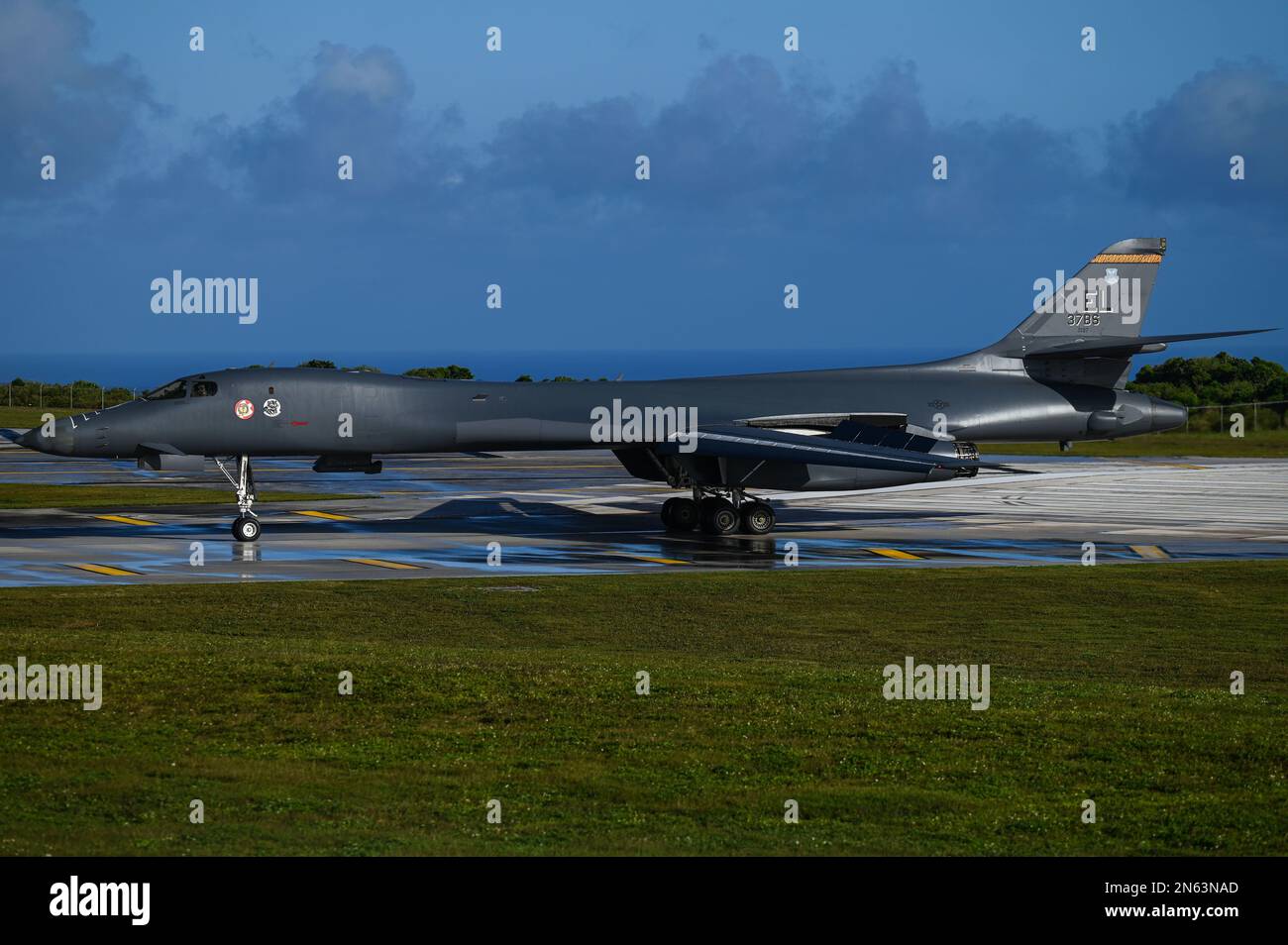 EIN US-AMERIKANISCHER Air Force B-1B Lancer, dem 34. Expeditionsgeschwader zugeteilt, landet auf der Andersen Air Force Base, Guam, zur Unterstützung eines Bomber Task Force-Einsatzes am 3. Februar 2023. Bombermissionen tragen zur gemeinsamen Truppenletalität und zur Abschreckung von Aggressionen im Indo-Pazifik bei, indem sie die USA demonstrieren Die Fähigkeit der Luftwaffe, jederzeit und überall in der Welt zur Unterstützung der nationalen Verteidigungsstrategie tätig zu sein. (USA Air Force Foto von Staff Sgt. Ericka A. Woolever) Stockfoto