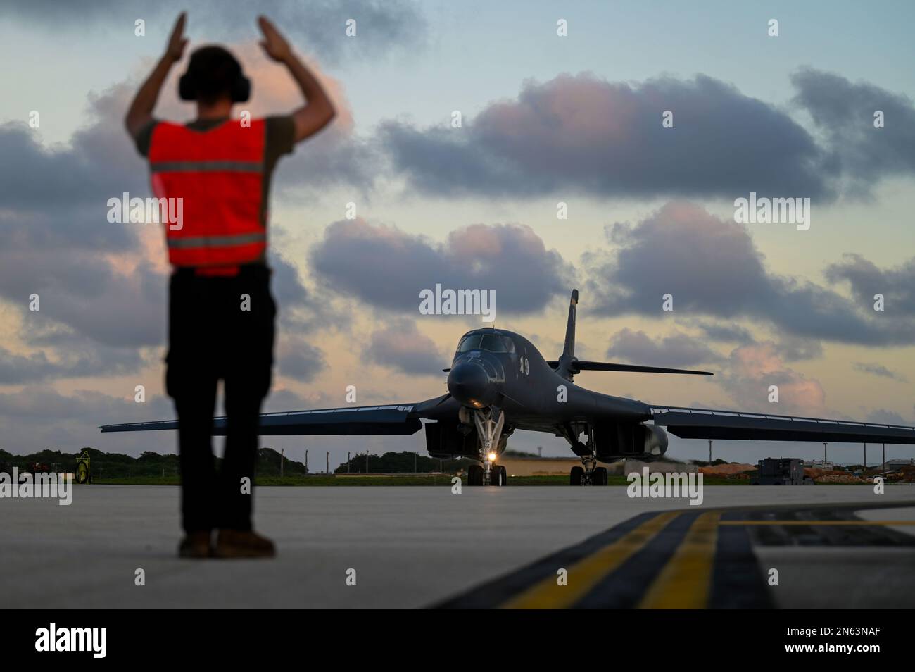 EIN US-AMERIKANISCHER Ein dem Marschall der 34. Geschwader zugeordnetes Luftwaffe, ein B-1B Lancer, der der 34. EBS zugeteilt wurde, bevor er am Andersen Luftwaffenstützpunkt Guam zur Unterstützung einer Bomber Task Force Mission am 4. Februar 2023 startete. Bombermissionen tragen zur gemeinsamen Truppenletalität und zur Abschreckung von Aggressionen im Indopazifik bei, indem sie die Fähigkeit der USAF unter Beweis stellen, überall auf der Welt zu jeder Zeit zur Unterstützung der nationalen Verteidigungsstrategie tätig zu sein. (USA Air Force Foto von Staff Sgt. Ericka A. Woolever) Stockfoto