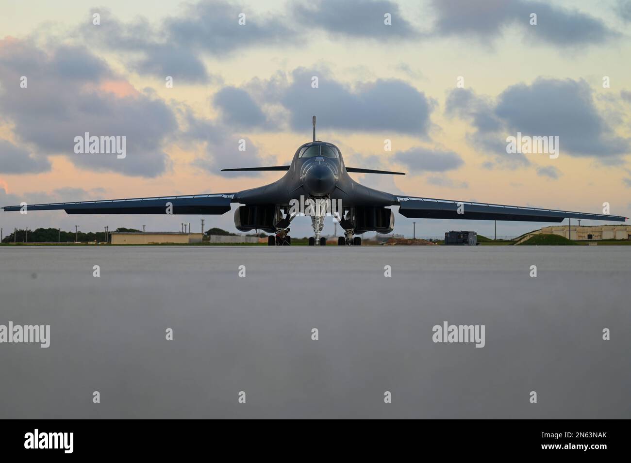 EIN US-AMERIKANISCHER Air Force B-1B Lancer, zugewiesen zum 34. Expeditionsgeschwader, bereitet sich auf den Start vom Andersen Luftwaffenstützpunkt Guam vor, um eine Bomber-Task-Force-Mission am 4. Februar 2023 zu unterstützen. Bombermissionen tragen zur gemeinsamen Truppenletalität und zur Abschreckung von Aggressionen im Indo-Pazifik bei, indem sie die USA demonstrieren Die Fähigkeit der Luftwaffe, jederzeit und überall in der Welt zur Unterstützung der nationalen Verteidigungsstrategie tätig zu sein. (USA Air Force Foto von Staff Sgt. Ericka A. Woolever) Stockfoto
