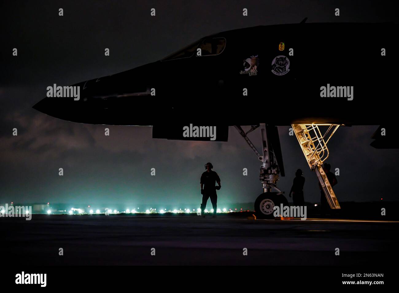 USA Flugzeuge, die der 34. Bombenstaffel zugeteilt sind, bereiten sich auf einen B-1B Lancer vor, der der 34. EBS zugeteilt wurde, um vom Luftwaffenstützpunkt Andersen, Guam, zur Unterstützung einer Bomber-Task-Force-Mission am 4. Februar 2023 abzuheben. Die US-Streitkräfte werden fliegen und operieren, wo es das internationale Recht erlaubt, zu einem Zeitpunkt und in einem Tempo unserer Wahl. (USA Air Force Foto von Staff Sgt. Ericka A. Woolever) Stockfoto