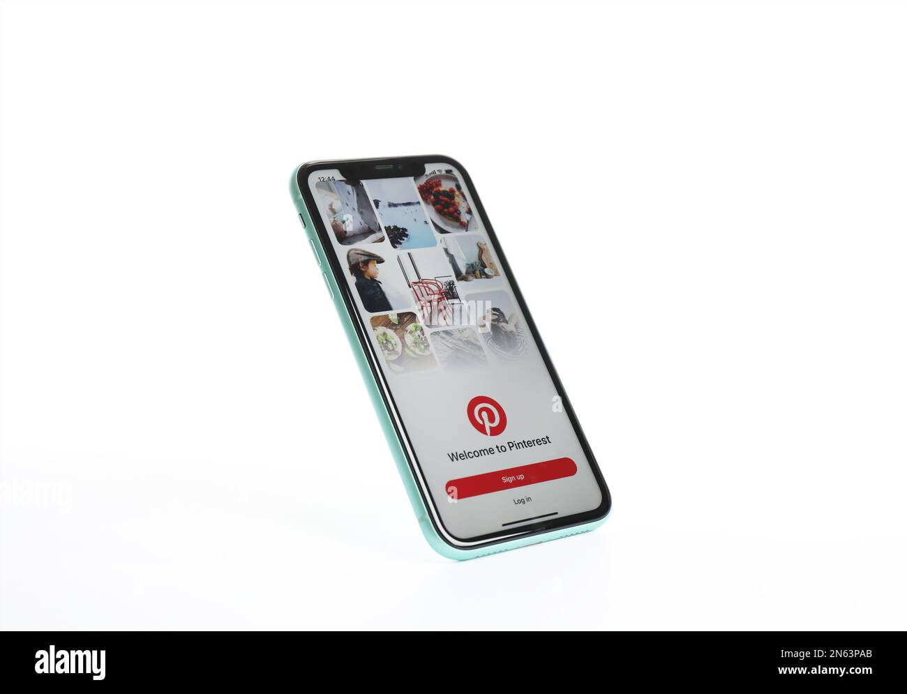 MYKOLAIV, UKRAINE - 9. JULI 2020: IPhone 11 mit Pinterest App auf dem Bildschirm vor weißem Hintergrund Stockfoto