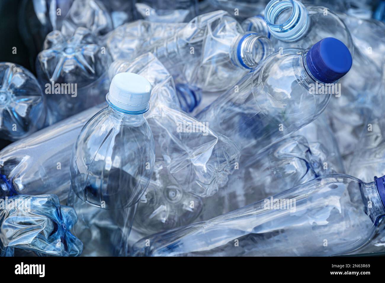 Stapel gebrauchter Kunststoffflaschen als Hintergrund, Nahaufnahme. Recycling-Problem Stockfoto