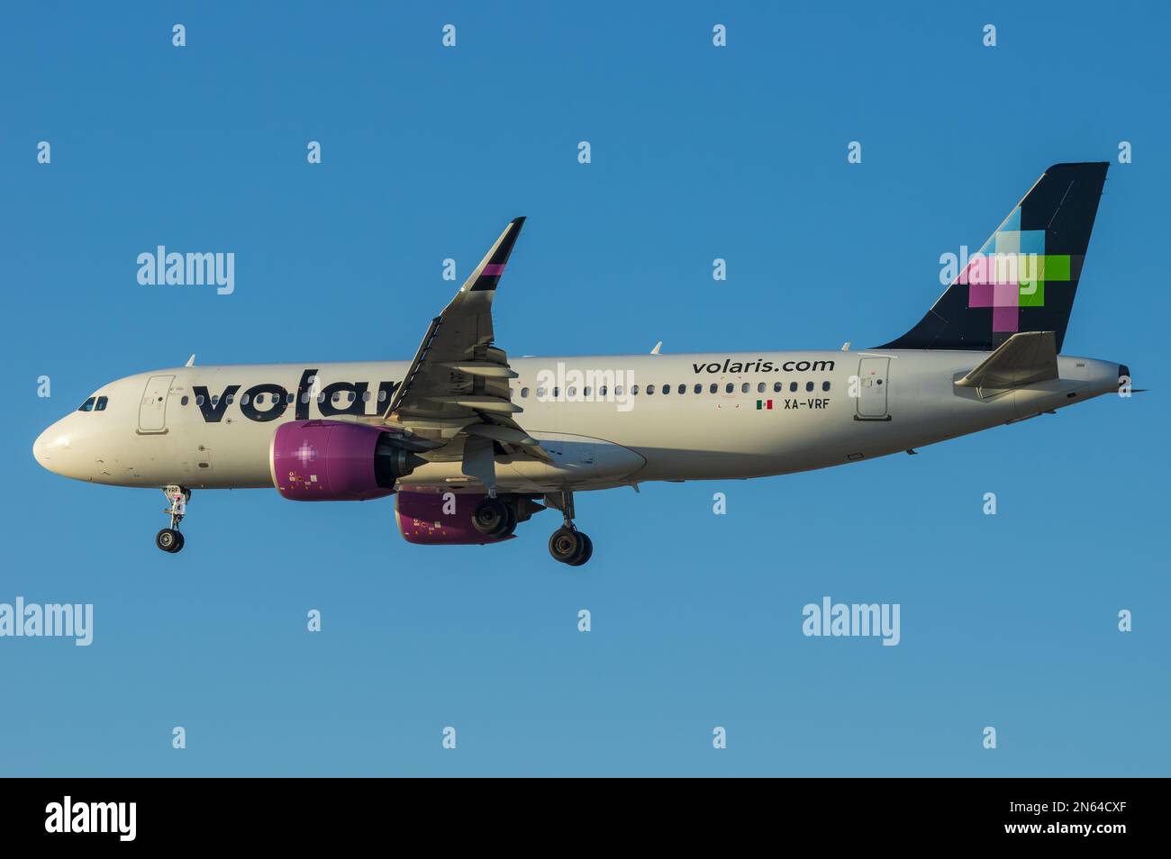 Los Angeles, Kalifornien, USA - 5. Februar 2023: Volaris Airbus A320-271N mit Registrierung XA-VRF, die nach LAX, Los Angele, zugelassen ist Stockfoto