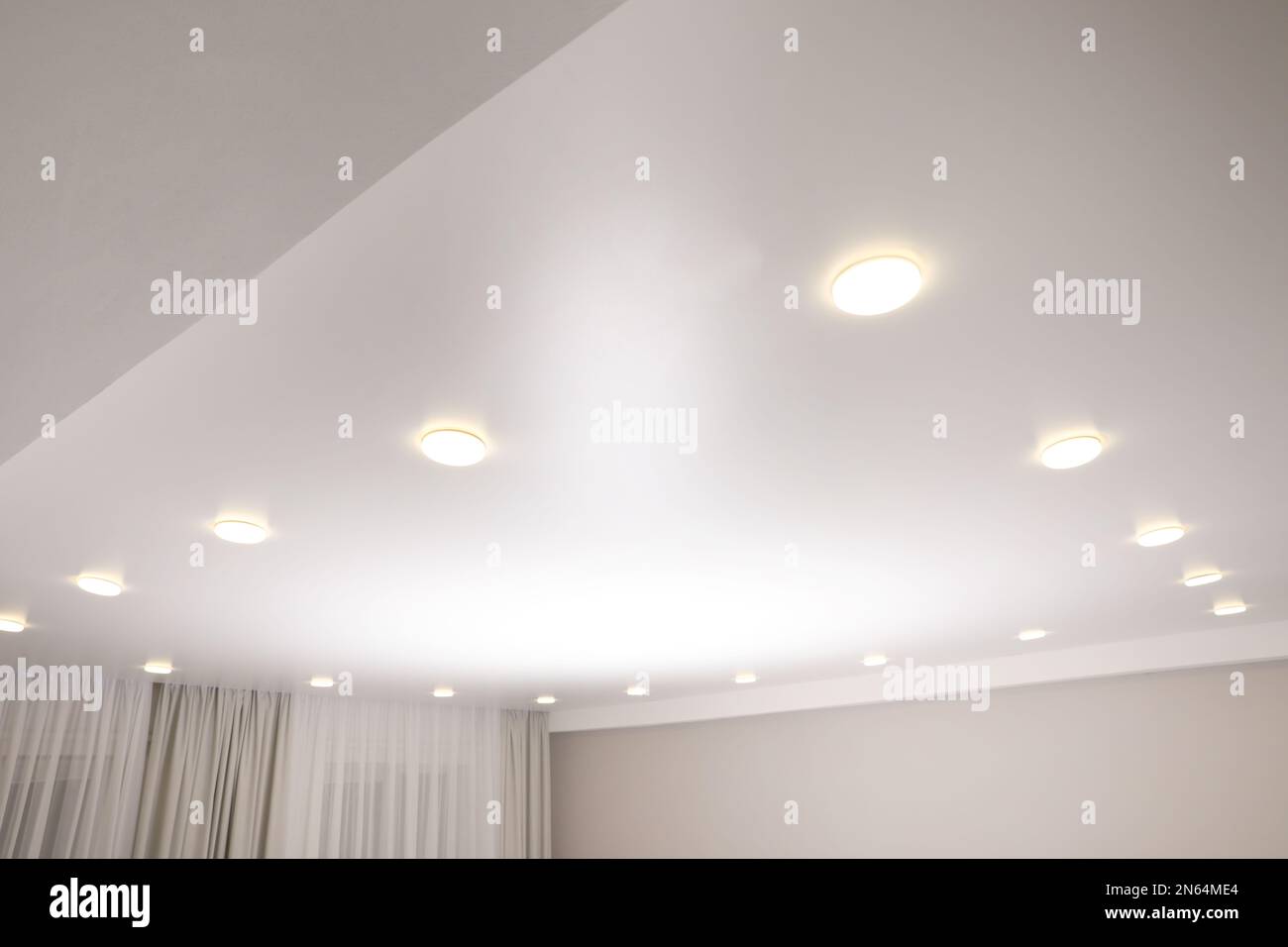 Weiße Stretchdecke mit Spots im Zimmer Stockfoto