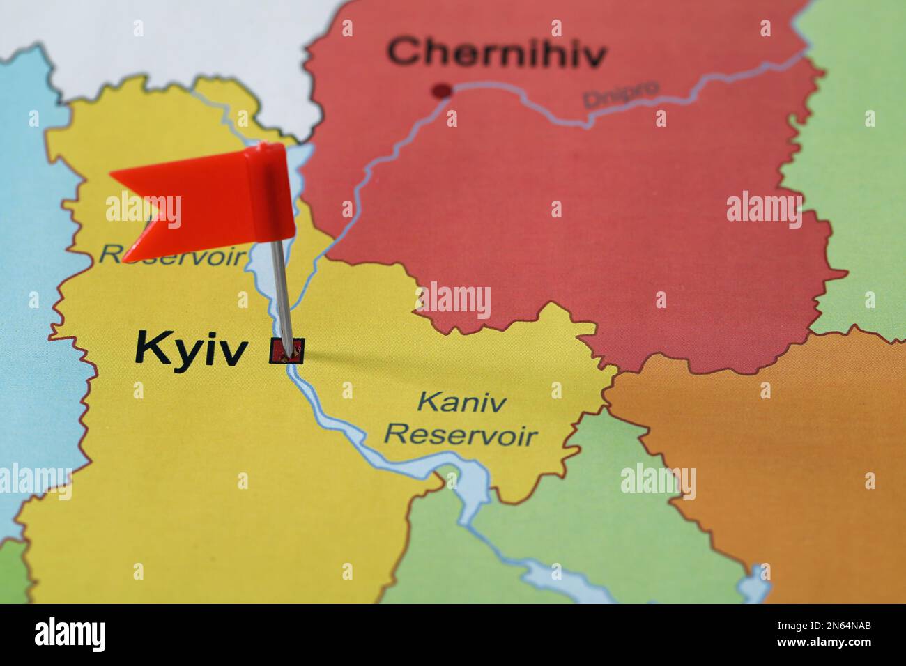 Karte der Ukraine mit roter Flagge auf Kiew, Nahaufnahme Stockfoto