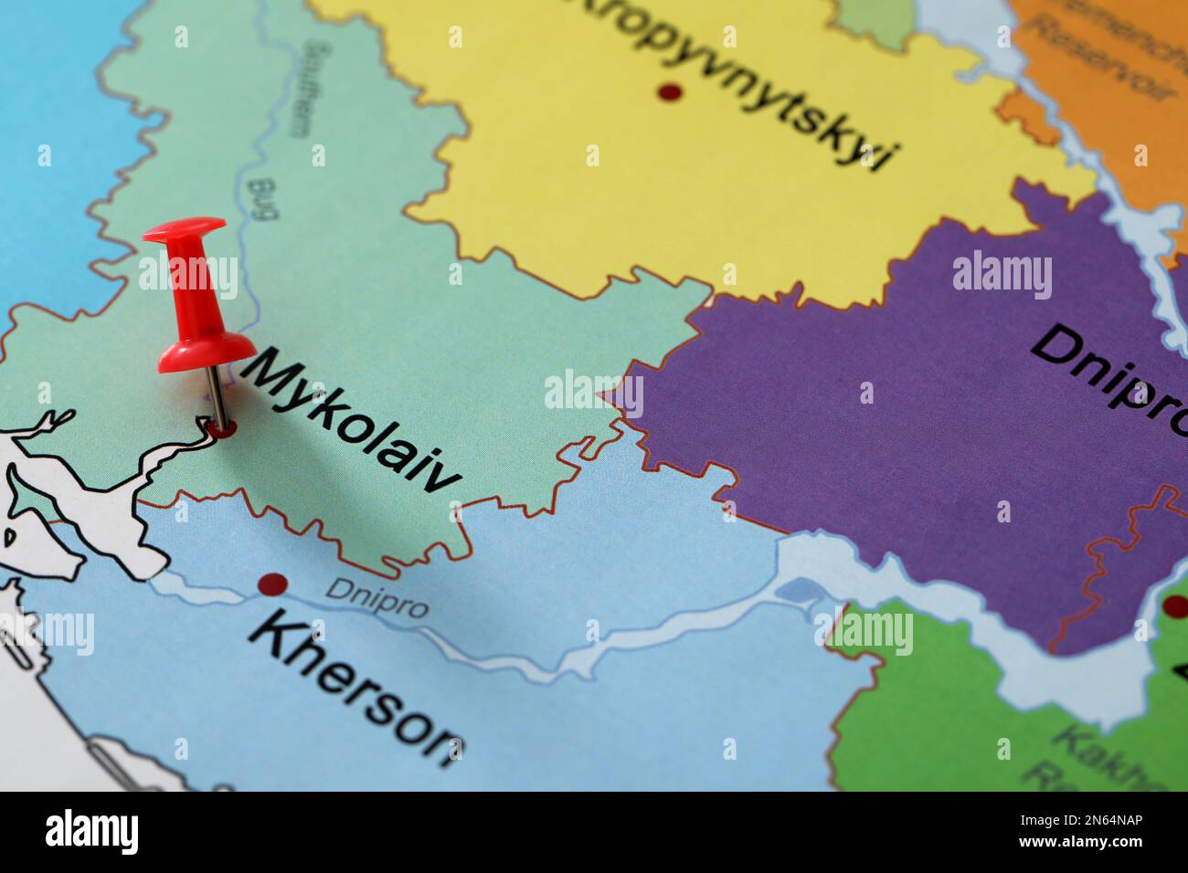 Karte der Ukraine mit roter Stecknadel auf Mykolaiv, Nahaufnahme Stockfoto