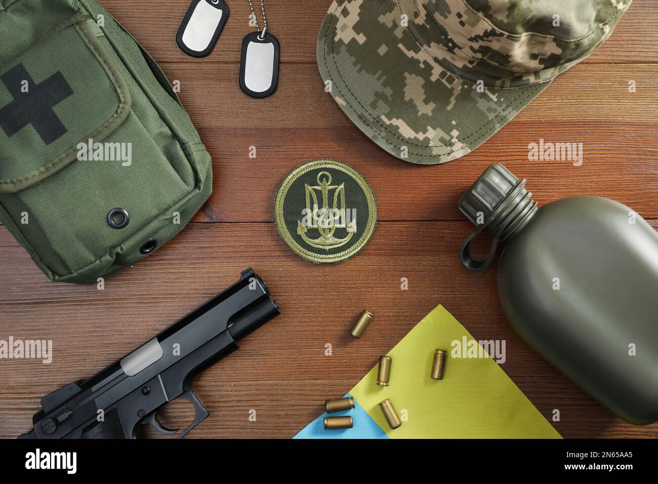 MYKOLAIV, UKRAINE - 26. SEPTEMBER 2020: Taktisches Fanggerät und ukrainische Flagge auf dem Tisch, flach liegend Stockfoto