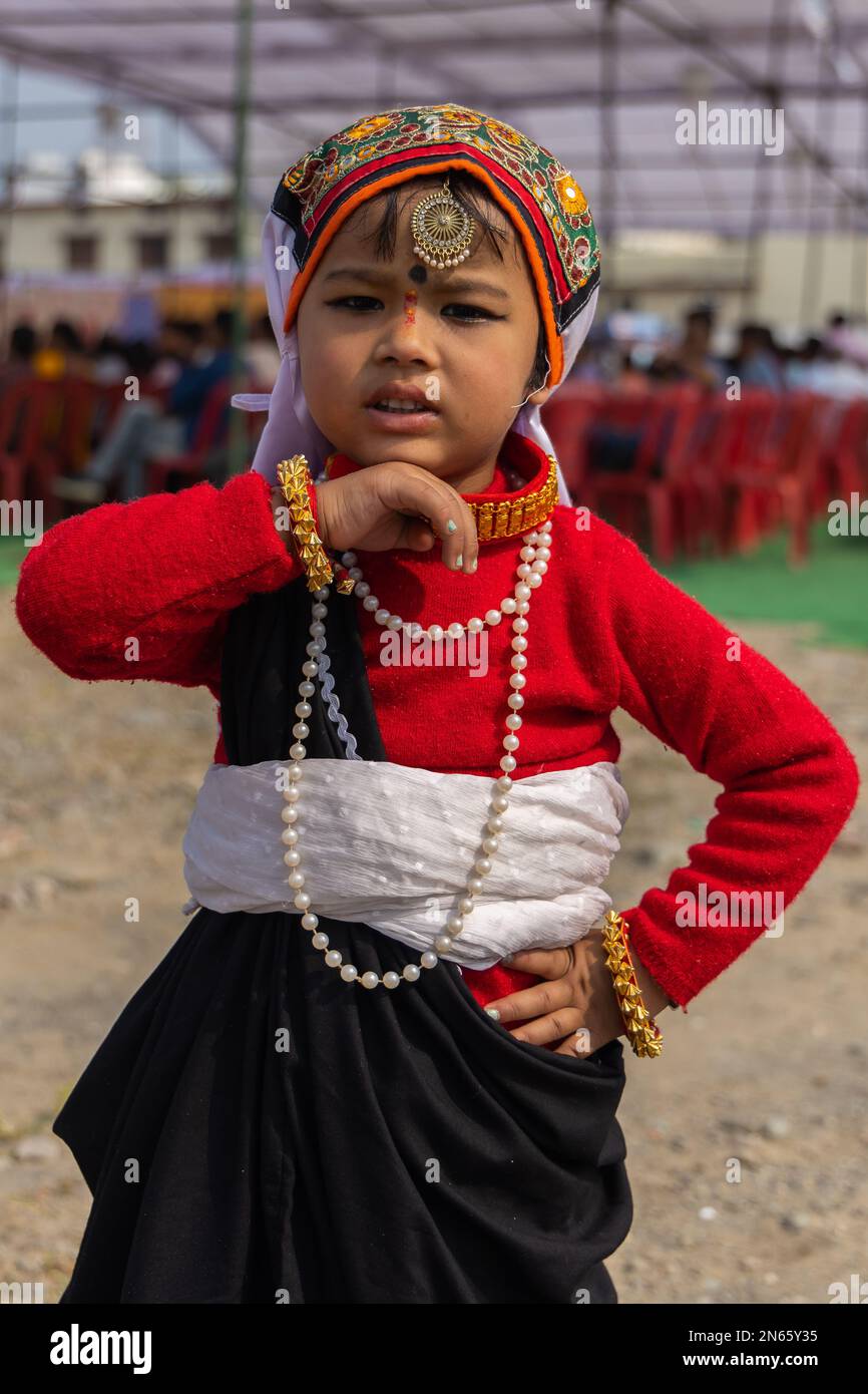 Porträt eines Stammeskindes aus Uttarakhand Indien in traditioneller Kleidung am 17. Januar 2023 Stockfoto
