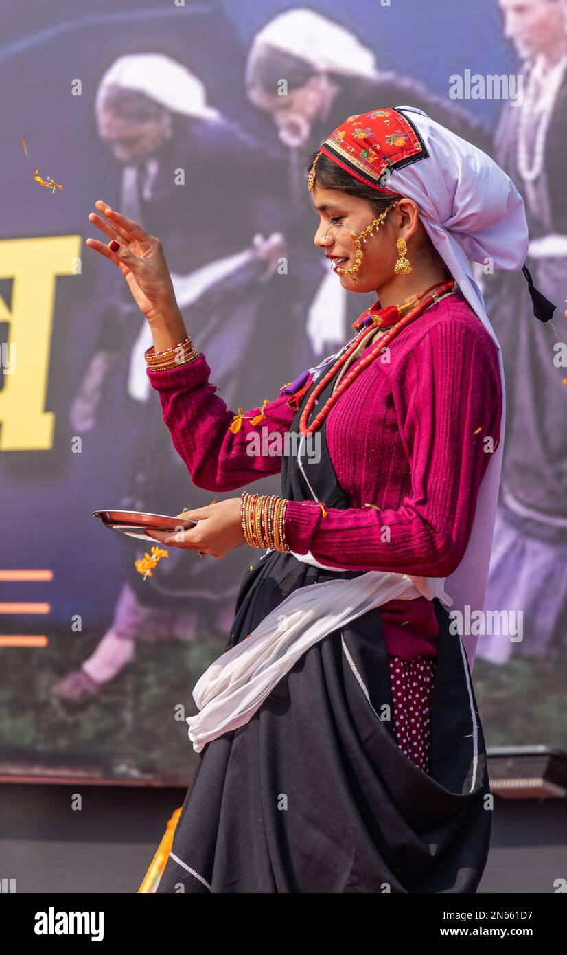 Eine Stammesfrau aus Uttarakhand, die am 17. Januar 2023 in ihrem Dorf in Haldwani, Uttarakhand, Indien, traditionelle Kleidung trägt Stockfoto