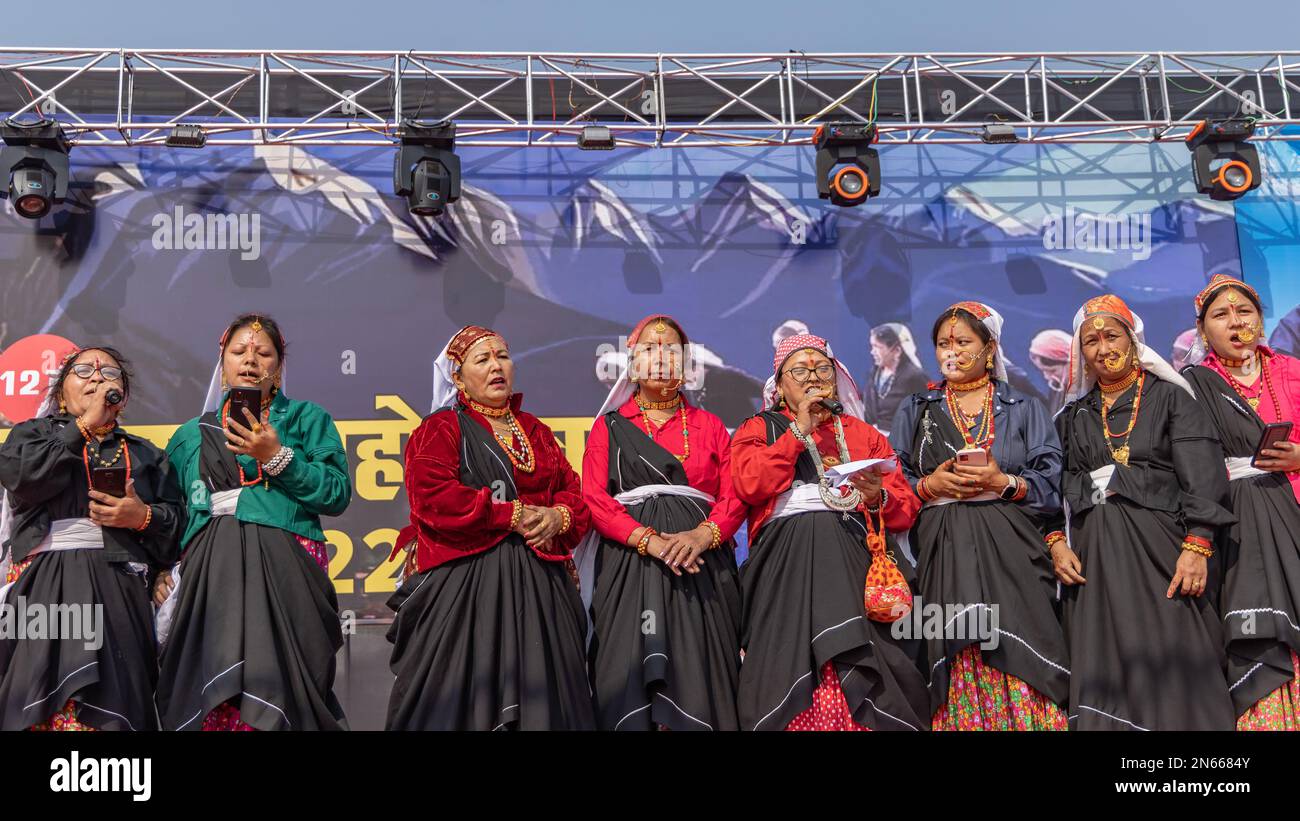 Stammesfrauen aus Uttarakhand tragen traditionelle Kleidung und singen Folklore in Haldwani, Uttarakhand, Indien, am 17. Januar 2023 Stockfoto