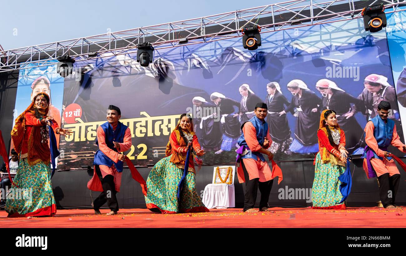 Stammesmänner und -Frauen in traditioneller Kleidung beim Johar Festival in Haldwani, Uttarakhand, Indien, am 17. Januar 2023 Stockfoto