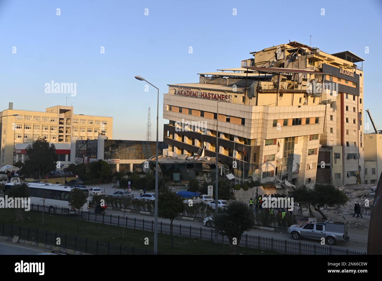 Antakya, Türkei. 09. Februar 2023. Das Krankenhaus der Stadt Antakya wurde durch das Erdbeben zerstört. Mehr als drei Tage nach der Erdbebenkatastrophe ist die Hoffnung auf mehr Überlebende verloren. Unter den Tausenden von eingestürzten Gebäuden im türkisch-syrischen Grenzgebiet gibt es wahrscheinlich immer noch Zehntausende von Erdbebenopfern. Kredit: Anne Pollmann/dpa/Alamy Live News Stockfoto