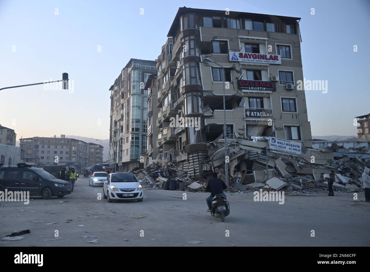 Antakya, Türkei. 09. Februar 2023. Ein zerstörtes Haus in Antakya. Mehr als drei Tage nach der Erdbebenkatastrophe ist die Hoffnung auf mehr Überlebende verloren. Unter den Tausenden von eingestürzten Gebäuden im türkisch-syrischen Grenzgebiet gibt es wahrscheinlich immer noch Zehntausende von Erdbebenopfern. Kredit: Anne Pollmann/dpa/Alamy Live News Stockfoto