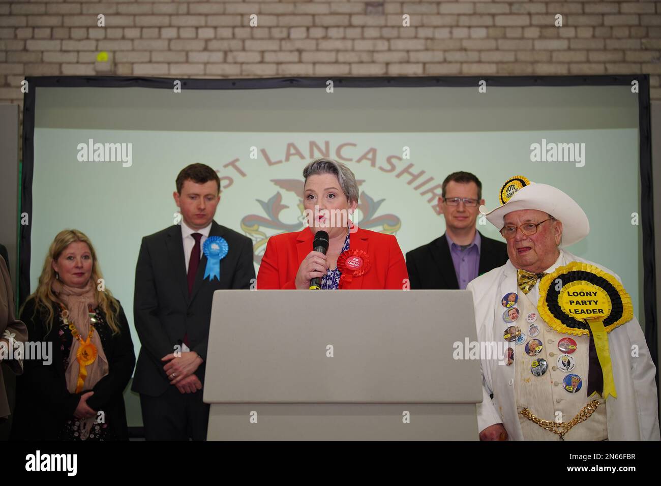 Ashley Dalton von Labour feiert, nachdem er im Burscough Racquet and Fitness Centre in Ormskirk, Lancashire, zum Sieger der Nachwahl in West Lancashire erklärt wurde. Foto: Freitag, 10. Februar 2023. Stockfoto