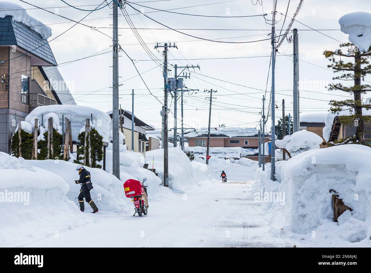 Postbote mit Motorrad, Leben in einem Schnee Land, berühmte Stadt durch schweren Schnee, Yokote Stadt, Akita, Tohoku, Japan, Ostasien, Asien Stockfoto