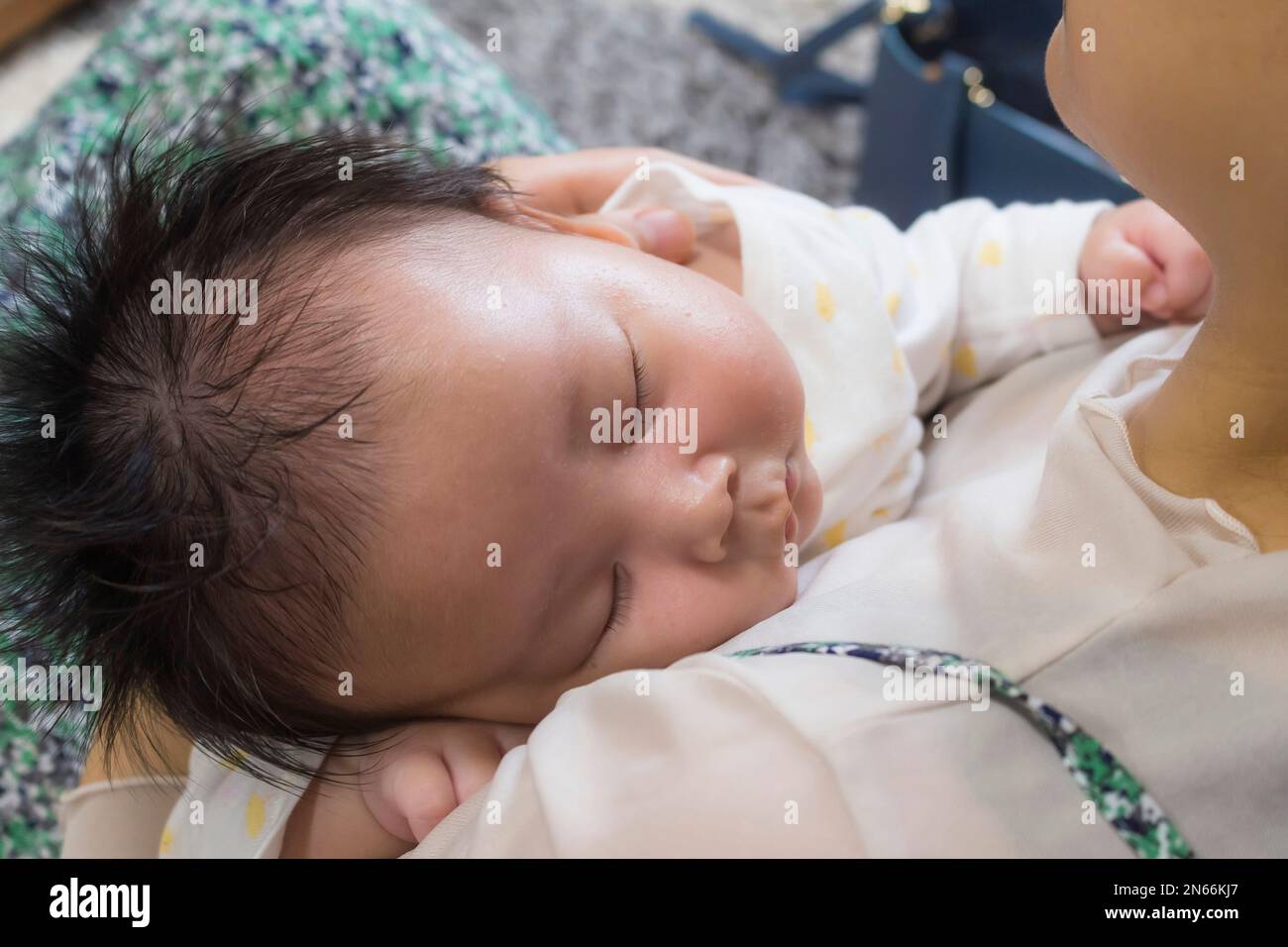 Baby schläft auf der Brust der Mutter, 1 Monate alt, Niiza Stadt, Saitama Provinz, Japan, Ostasien, Asien Stockfoto