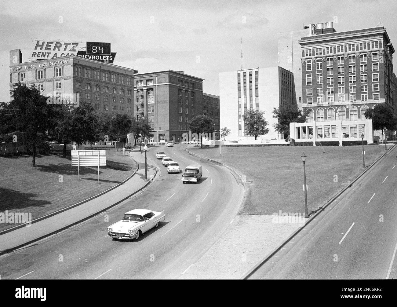 This May 22, 1964, photo shows Dealey Plaza where U.S. President John F. Kennedy traveled down when shots claimed his life. Building at left is the Texas School Book Depository Building where Lee Harvery Oswald is reported to have been when he fired the shots. (AP Photo) Stockfoto
