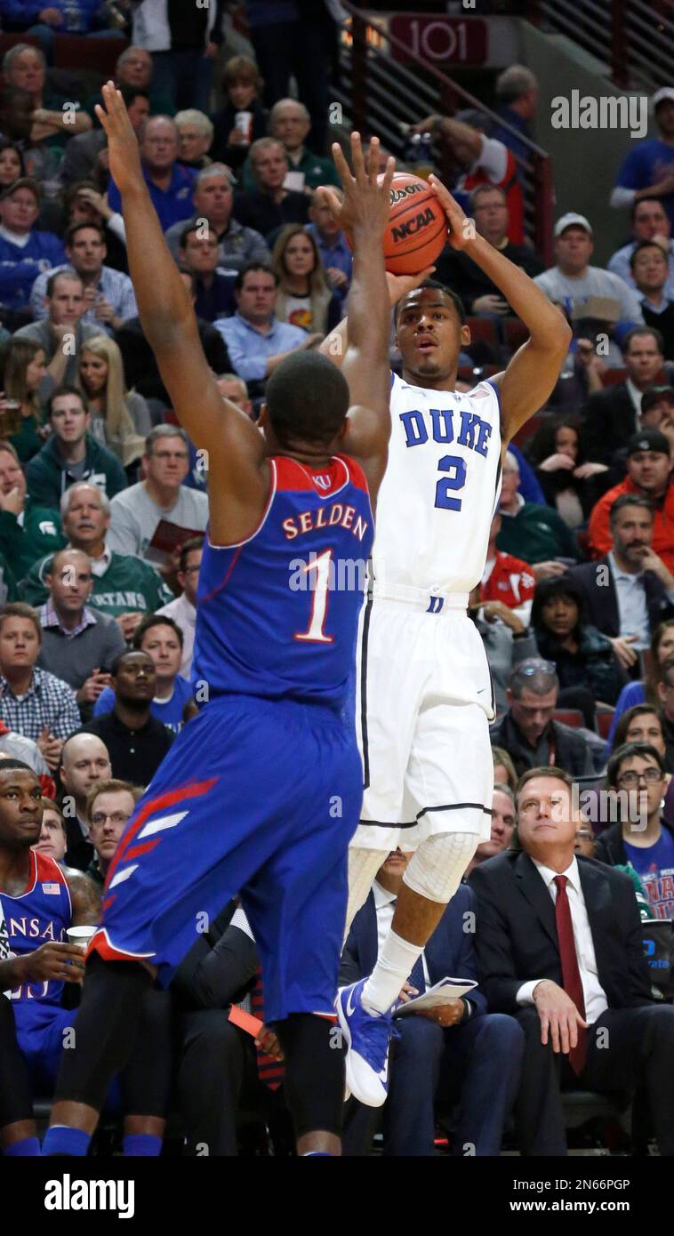 Duke guard Quinn Cook (2) shoots over Kansas guard Wayne Selden, Jr. (1) during the first half of an NCAA college basketball game on Tuesday, Nov. 12, 2013, in Chicago. (AP Photo/Charles Rex Arbogast) Stockfoto