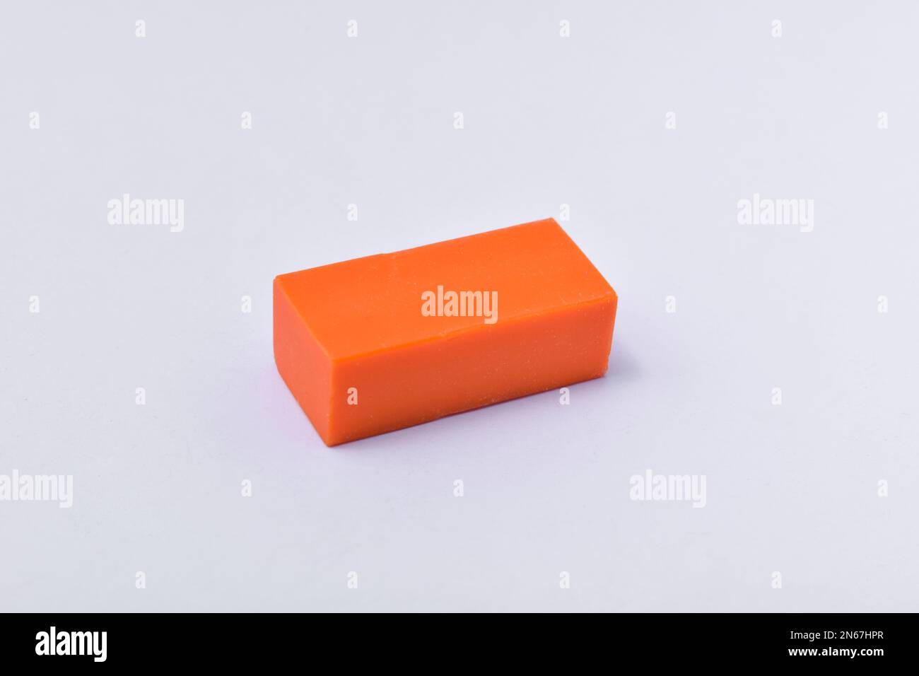 Orangefarbener Radierer isoliert auf weißem Hintergrund Stockfoto