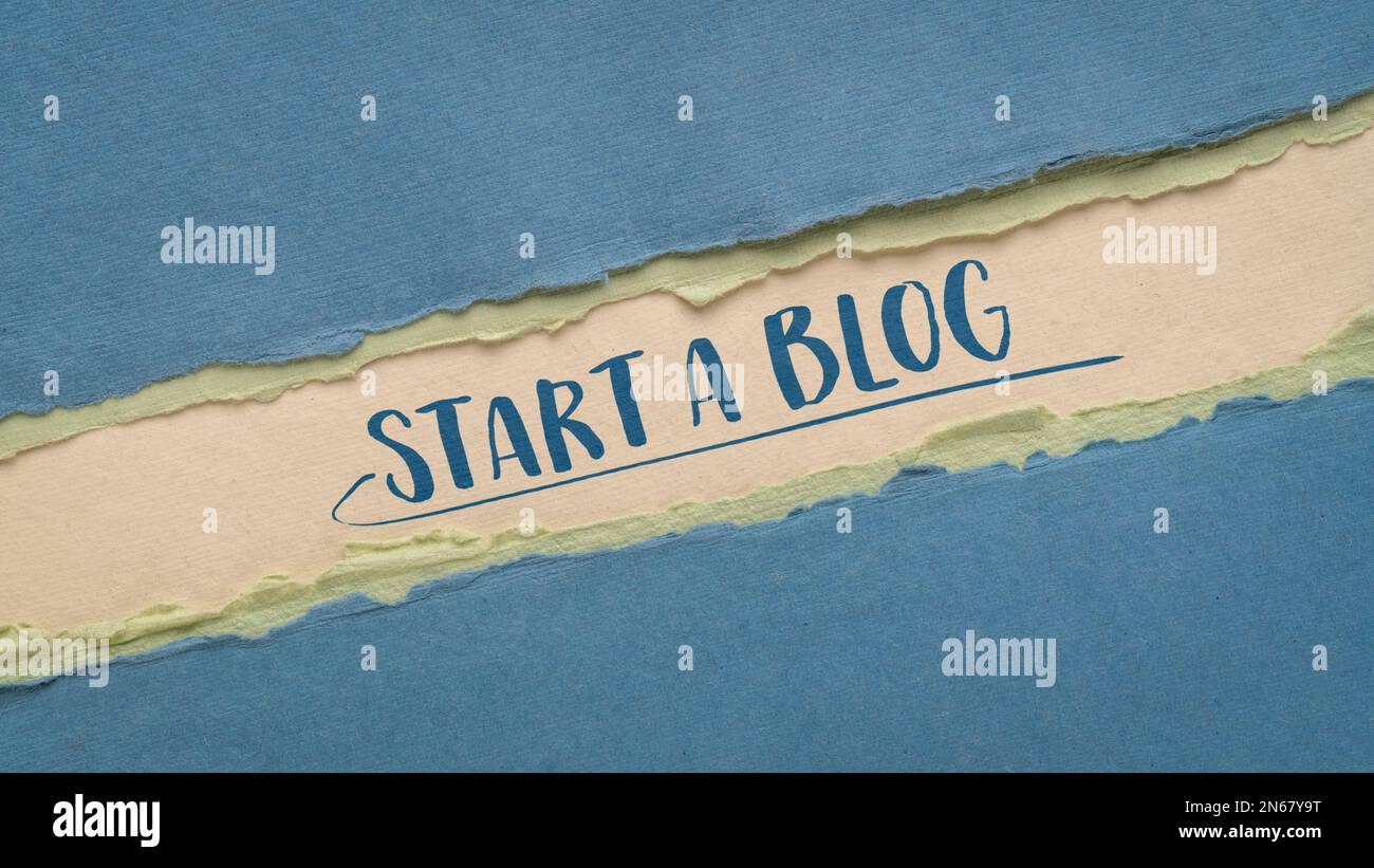 Starten Sie einen Blog – Motivationsnotiz auf einem Kunstpapier, Webbanner Stockfoto