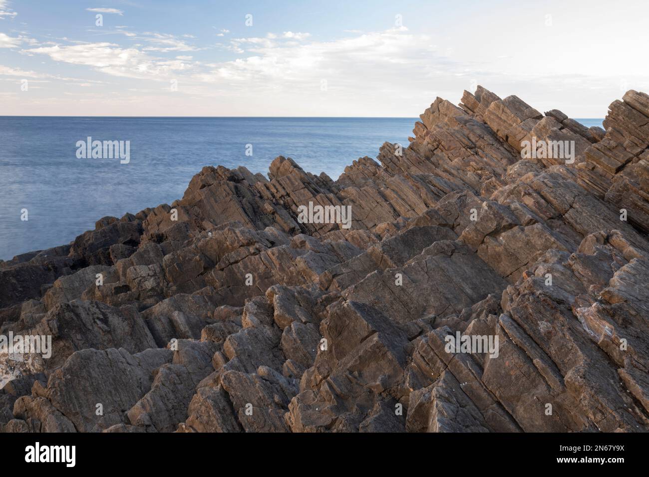 Felsen und Wasser im Second Valley, Südaustralien. Stockfoto