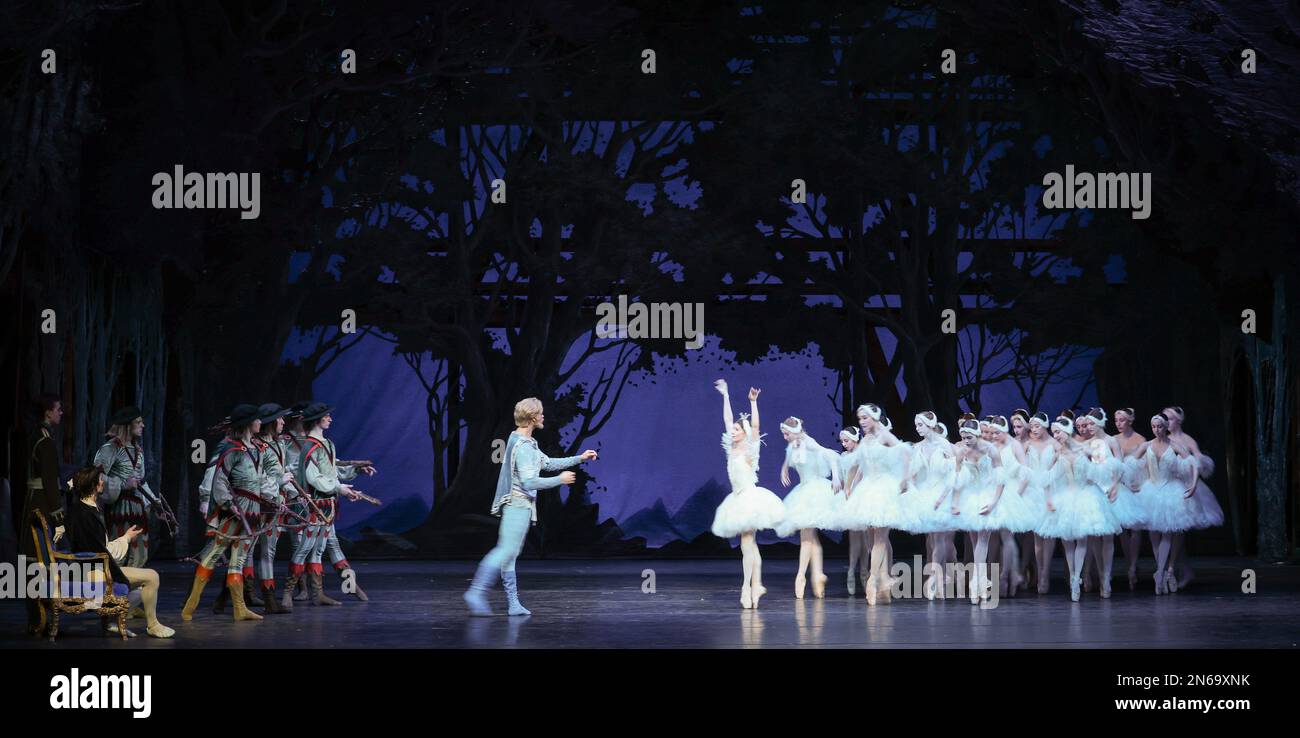 Hamburg, Deutschland. 09. Februar 2023. Alexandr Trusch (l) als „König“, Lasse Caballero (m) als „Prinz Siegfried“, Alina Cojocaru (m) als „Prinzessin Odette“ und Ensemble-Tanz während einer Fotoprobe von John Neumeiers Ballett „Illusions - Like Swan Lake“ auf der Bühne der Staatsoper. Das Hamburger Ballett feiert am 11. Februar die Wiederbelebung von John Neumeiers Ballettklassiker. Dies ist die fünfte Wiederbelebung des Stücks seit seiner Premiere im Jahr 1976. Kredit: Christian Charisius/dpa/Alamy Live News Stockfoto