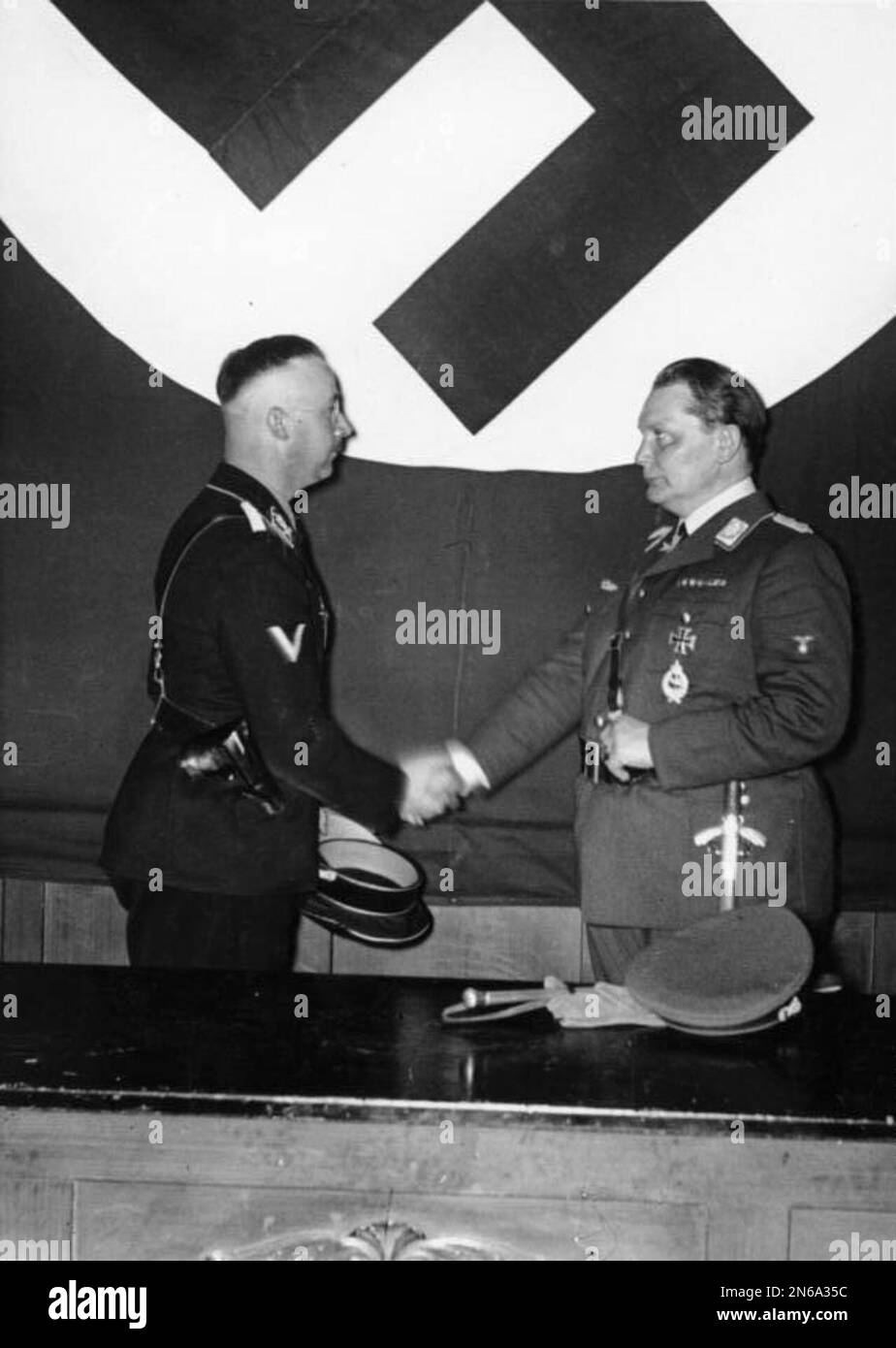 Heinrich Himmler und Hermann Göring bei der Versammlung, um die Gestapo offiziell an Himler zu übergeben. (Berlin, April 20 1934). Foto: Von Bundesarchiv, Bild 183-R96954/CC-BY-SA 3,0, CC BY-SA 3,0 de, https://commons.wikimedia.org/w/index.php?curid=5368794 Stockfoto