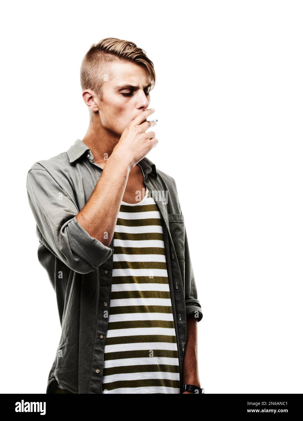 Hör auf zu rauchen oder stirb bei dem Versuch. Ein junger Hipster, isoliert auf Weiß. Stockfoto