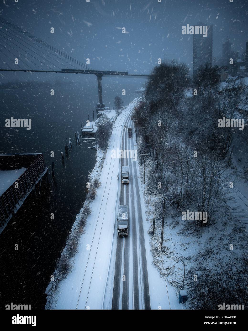 Verschneite Lkw-Straße im Winter Stockfoto