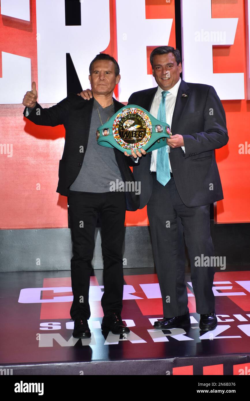 9. Februar 2023, Mexiko-Stadt, Mexiko: Ehemaliger Boxer Julio Cesar Chavez und Präsident des World Boxing Council, Mauricio Sulaimán Saldivar, nehmen an der Creed III Red Carpet Film Premier an der Cinepolis Plaza Universidad Teil. Am 9. Februar 2023 in Mexico City, Mexiko. (Foto: Carlos Tischler/Eyepix Group) Stockfoto