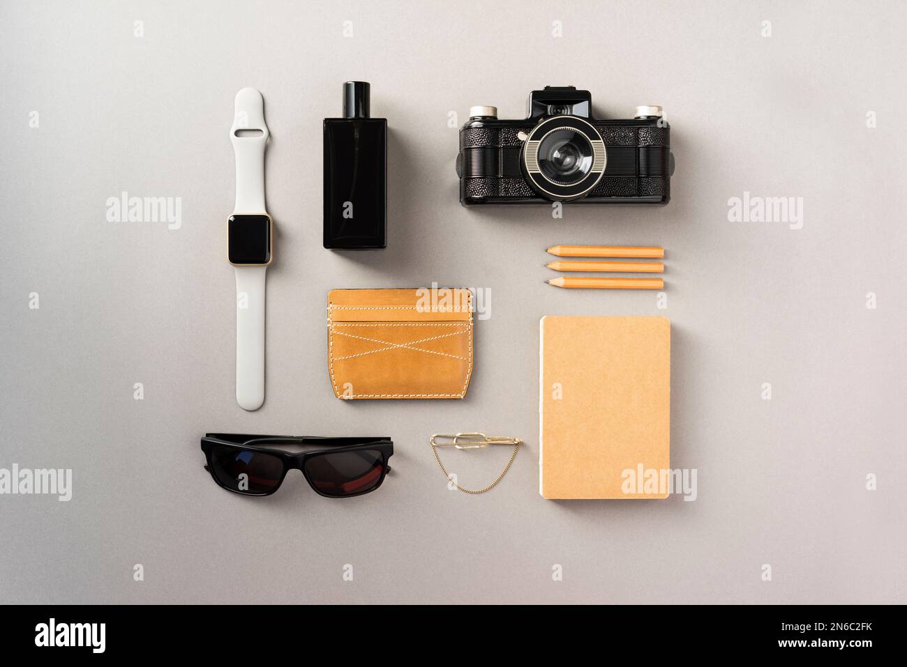 Herren Accessoires auf dem Tisch. Tischplatte flach auf grauem Hintergrund liegend. Stockfoto