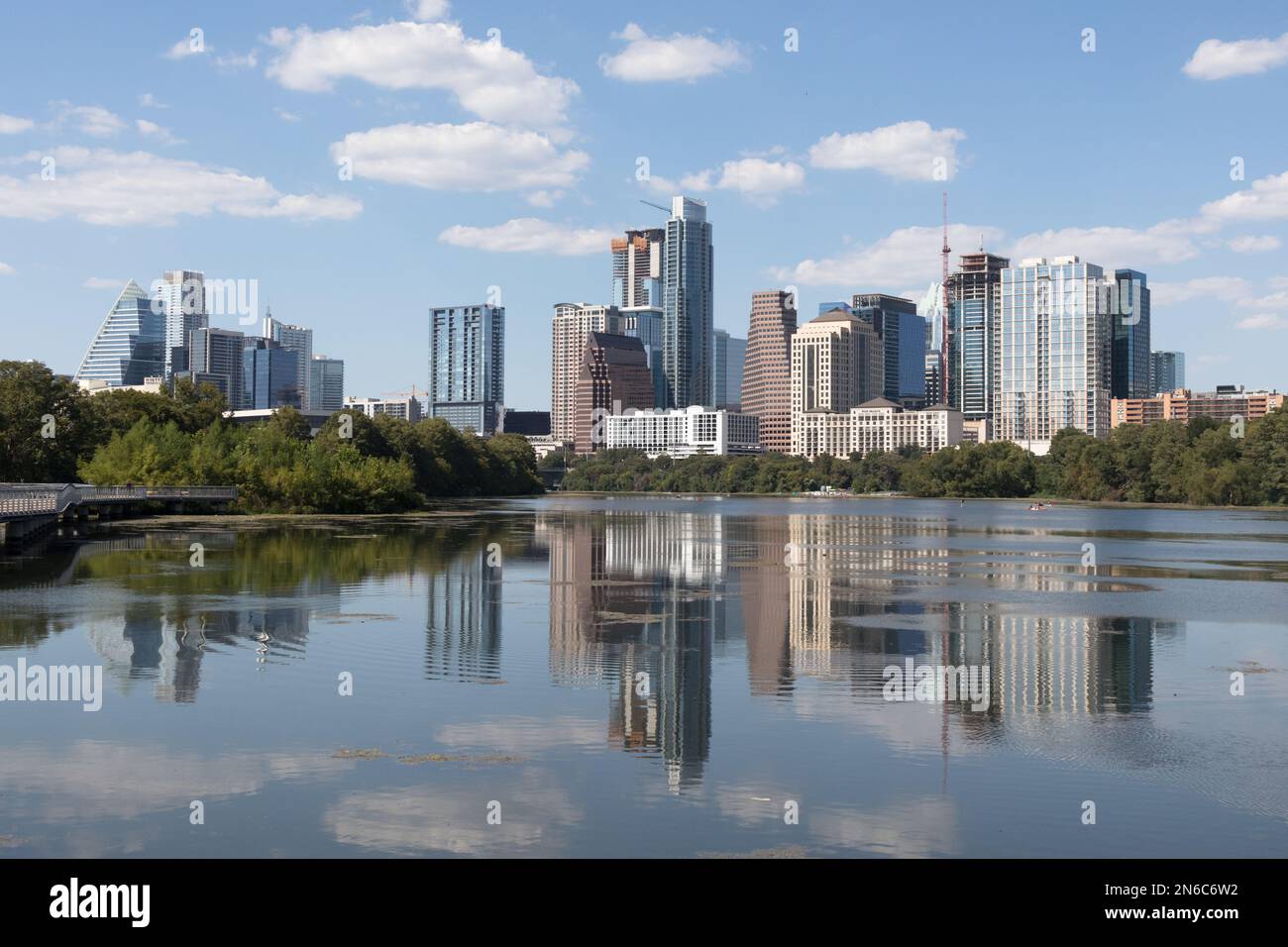 Die Skyline von Austin, Texas, vom Ladybird Lake aus gesehen Stockfoto