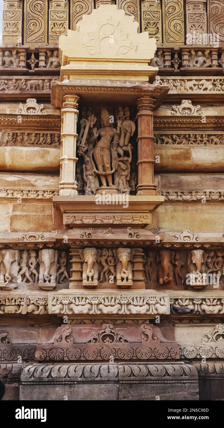 LAKSHMANA-TEMPEL, Gottheit im Zentrum einer Nische mit überstehenden Balkonen, Khajuraho, Madhya Pradesh, Indien, UNESCO-Weltkulturerbe Stockfoto