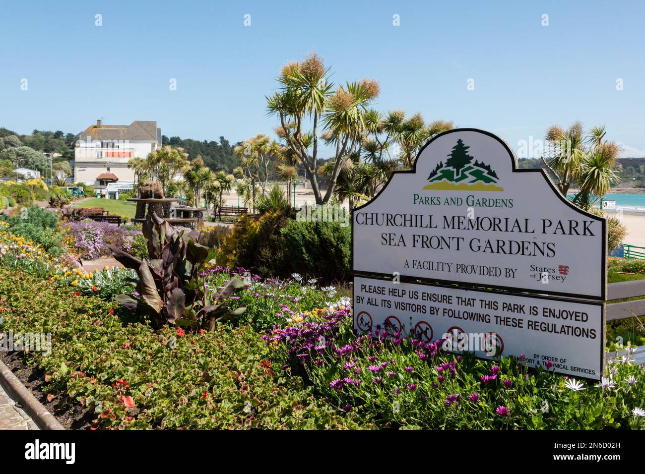 Jersey, KANALINSELN - 06/08/2018: Blick auf Sir Winston Churchill Memorial Park und Pretty Sea Front Gardens mit Schild an St Brelades Stockfoto