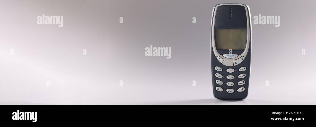 Georgien Tiflis 23. Juni 2022: Original Nokia 3310 auf grauem Hintergrund Stockfoto