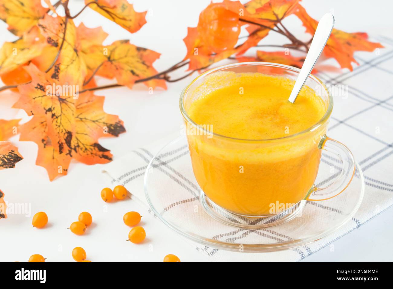 Tee mit Sanddornsaft mit Ingwer und Honig auf hellem Holzhintergrund. Konzept-Herbstvitamingetränk zur Gesundheitsförderung. Raum für Tex kopieren Stockfoto