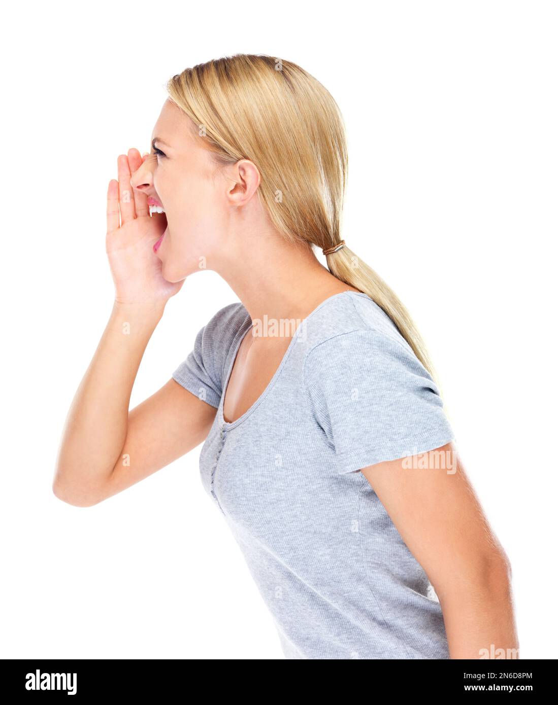 Hört zu. Studiofoto einer jungen Frau, die vor weißem Hintergrund schreit. Stockfoto