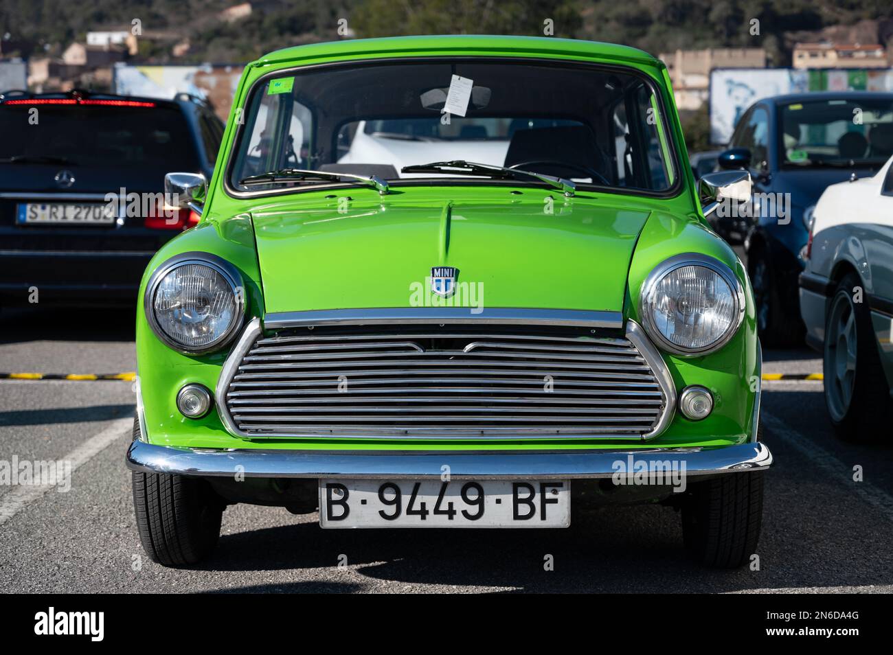 Ein klassischer Mini in grüner Farbe, der auf der Straße geparkt ist Stockfoto