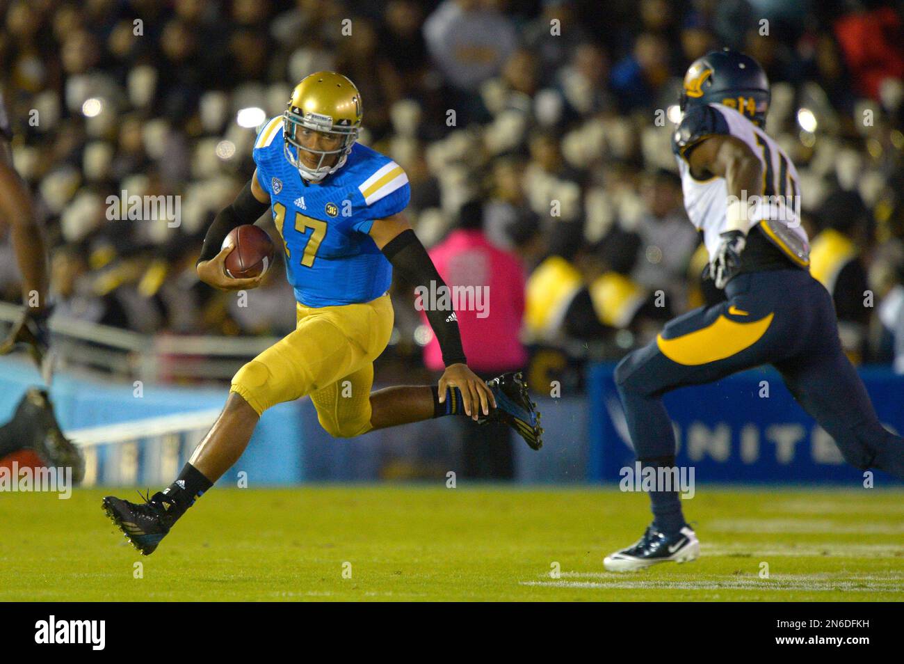 UCLA quarterback Brett Hundley, left, runs the ball as California cornerback Cameron Walker gives chase during the first half of their NCAA college football game, Saturday, Oct. 12, 2013, in Pasadena, Calif. (AP Photo/Mark J. Terrill) Stockfoto
