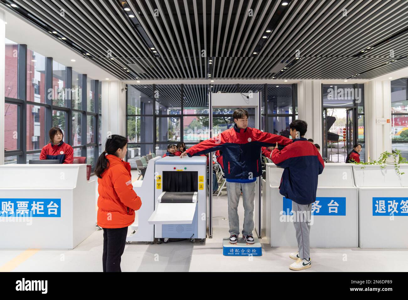 HEFEI, CHINA - 10. FEBRUAR 2023 - die Studenten üben ihre beruflichen Fähigkeiten in einem Transitraum für die Eisenbahn an einer technischen Sekundarschule in Feidon Stockfoto