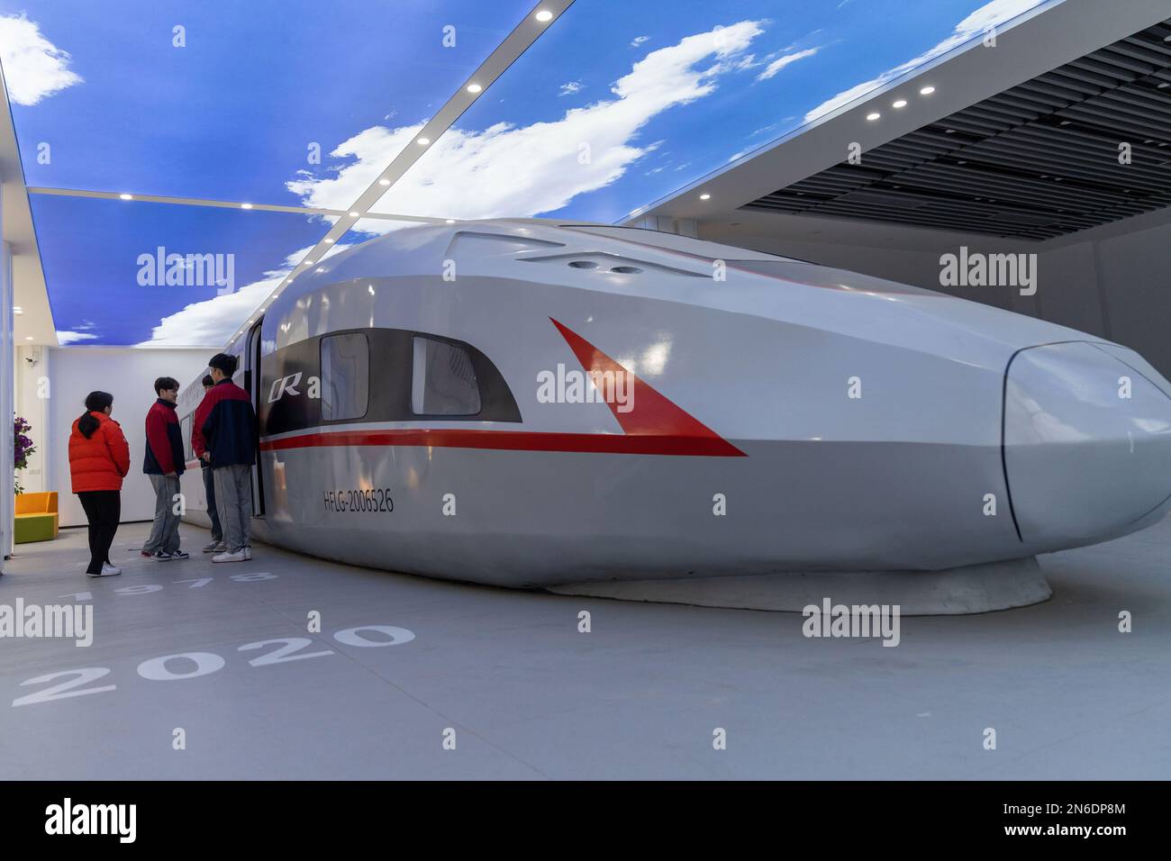 HEFEI, CHINA - 10. FEBRUAR 2023 - die Studenten üben ihre beruflichen Fähigkeiten in einem Transitraum für die Eisenbahn an einer technischen Sekundarschule in Feidon Stockfoto