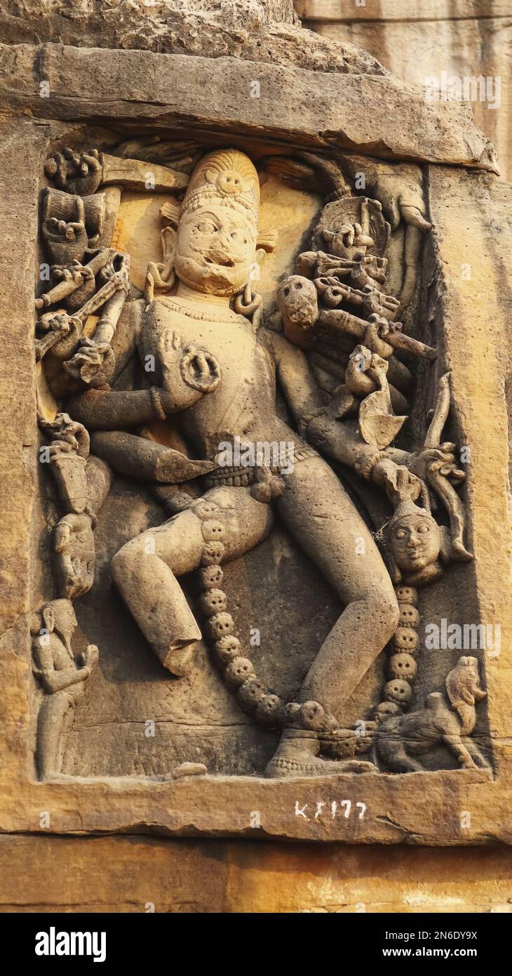 Schnitzerei Skulptur von Kalbhairava auf dem Felsen von Kalinjar Fort, Banda, Uttar Pradesh, Indien. Stockfoto