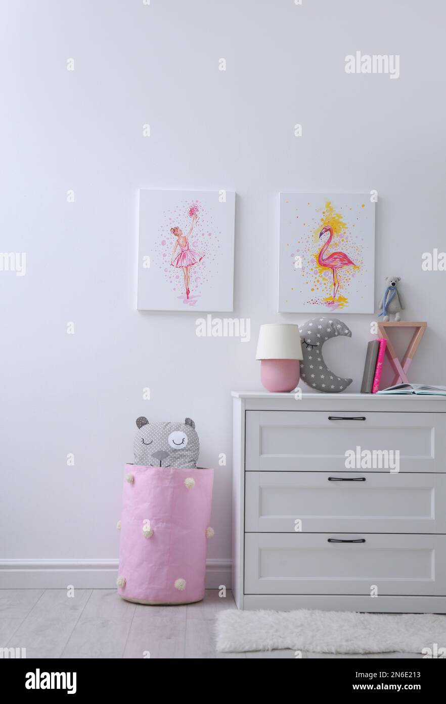 Kommode und schöne Bilder im Kinderzimmer. Innendesign Stockfoto